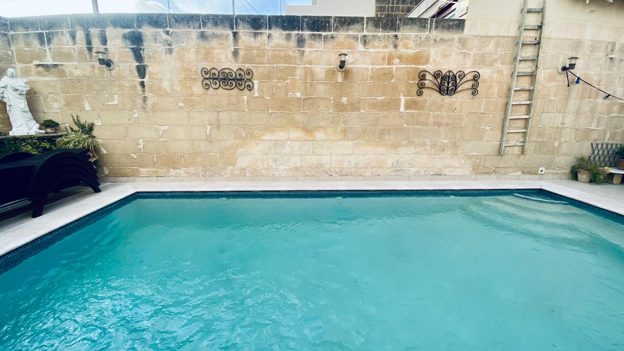 Free Breakfast, Pool, Spacious Aircon Hideaway Apartman Mosta Kültér fotó